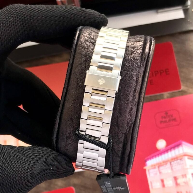 Patek Philippe Nautilus Red Dial Quartz Patek Philippe Nautilus Red Dial Quartz